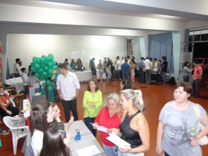 Público presente no Centro de Eventos São João Batista conferiu os 12 trabalhos feitos por alunos dos cursos técnicos integrados ao Ensino Médio (Divulgação)