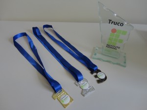 Troféus e medalhas compõem a premiação dos jogos, que acontecem neste sábado em Luzerna (Divulgação)