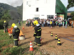 Simulação de incêndio realizada nos arredores do câmpus: ensino aliado às praticas dos futuros profissionais em segurança do trabalho (Fotos: Divulgação)