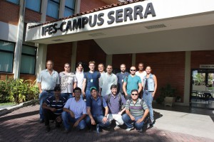 Jessé (ao centro, em pé, de camiseta azul) com a equipe de docentes durante encontro no Espírito Santo: publicação deve ser finalizada até março (Foto: Juciéli Alves da Costa/IFES)