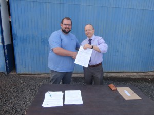 Eduardo Butzen e Otto Maresch durante a entrega dos veículos (Fotos: Divulgação)