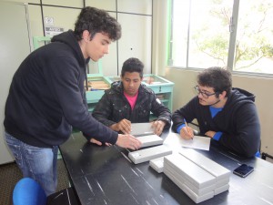 Alunos de Engenharia Mecânica durante coletam dados para o projeto (Foto: Divulgação/CECOM/IFC Luzerna)