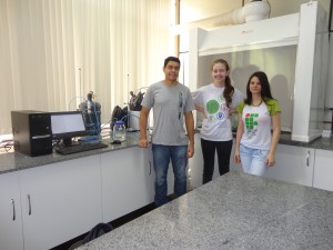 Professor Haroldo com as estudantes do Ensino Médio Integrado: iniciação científica desde cedo (Foto: Divulgação/IFC Luzerna)