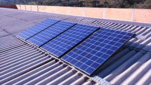 Placas fotovoltaicas instaladas pelos alunos no telhado da instituição (Foto: Felipe Jung)