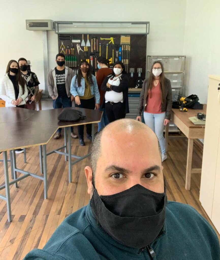 O atributo alt desta imagem está vazio. O nome do arquivo é Bolsistas_do_IF-Mais-Empreendedor_visitam_Laboratorio_IFMaker_Luzerna-866x1024.jpeg